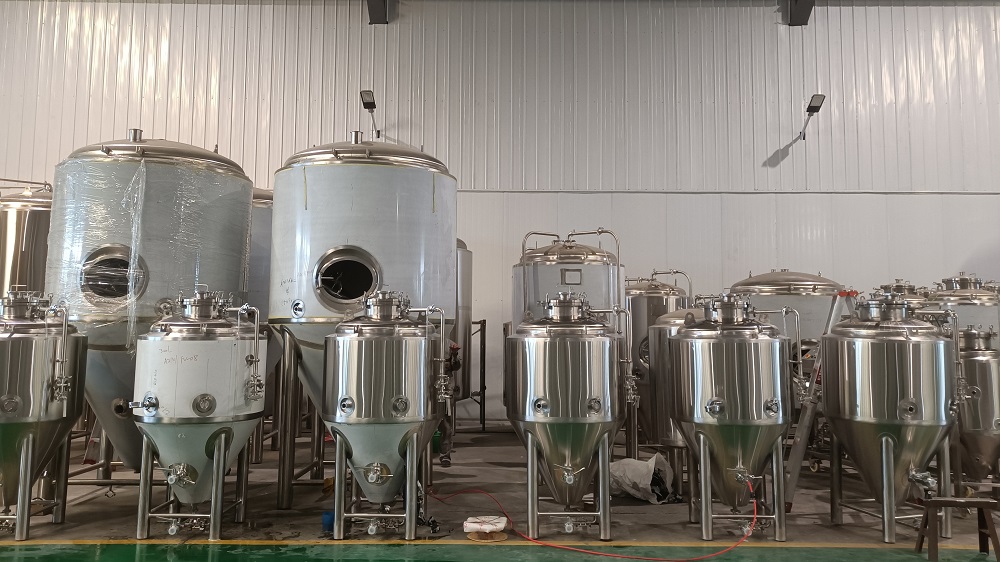 新航娱乐不同大小精酿啤酒发酵罐